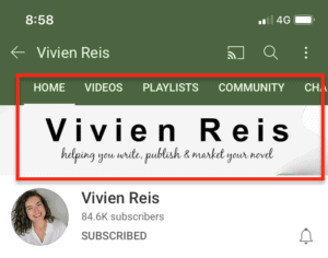 這張照片顯示了Viven Reis如何做得很好，確保她的頻道標語清晰地出現在她的橫幅上——甚至在手機上。